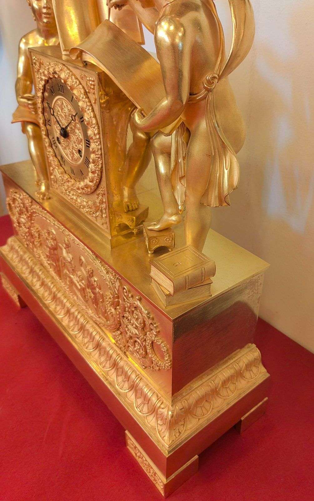 Empire Pendule Kaminuhr Tischuhr aus feuervergoldeter Bronze 1820 – Detail