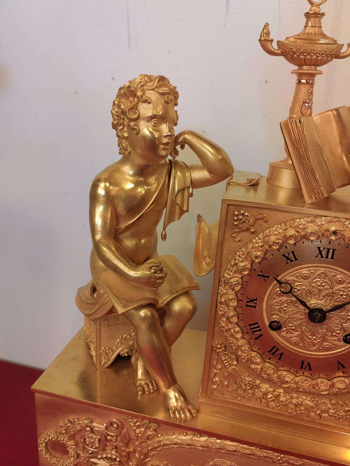 Empire Pendule Kaminuhr Tischuhr aus feuervergoldeter Bronze 1820 – Detail