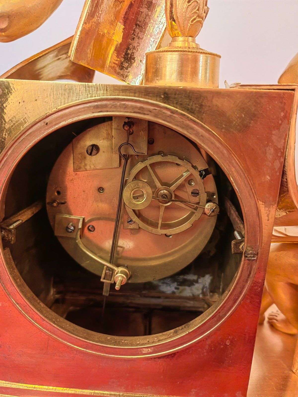 Empire Pendule Kaminuhr Tischuhr aus feuervergoldeter Bronze 1820 – Detail