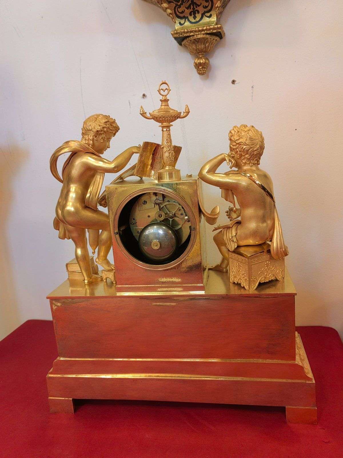 Empire Pendule Kaminuhr Tischuhr aus feuervergoldeter Bronze 1820 – Detail