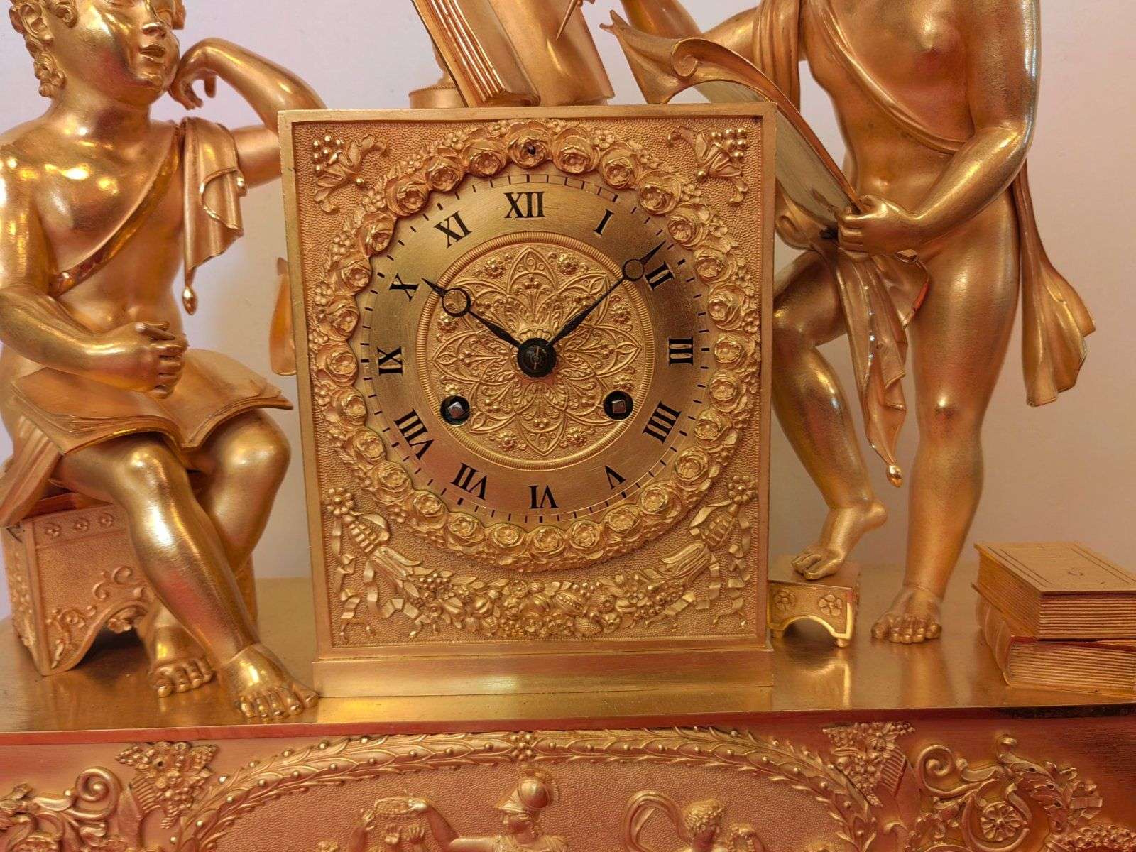 Empire Pendule Kaminuhr Tischuhr aus feuervergoldeter Bronze 1820 – Detail