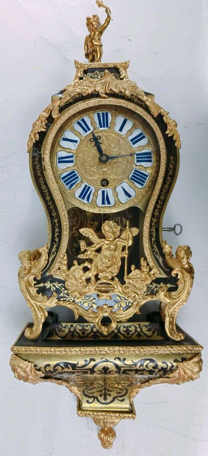 Kleine Boulleuhr Pendule Cartel um 1730 LouisXV. mit Konsole Spindelhemmung – Vorderansicht