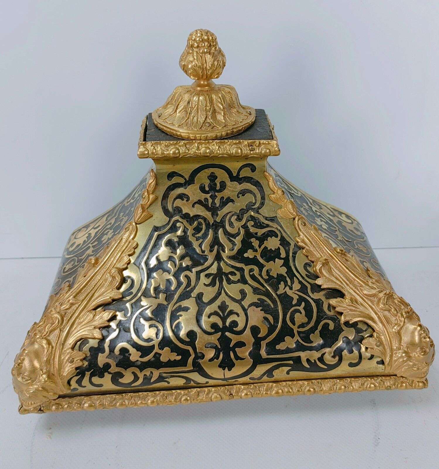 Kleine Boulleuhr Pendule Cartel um 1730 LouisXV. mit Konsole Spindelhemmung – Detail