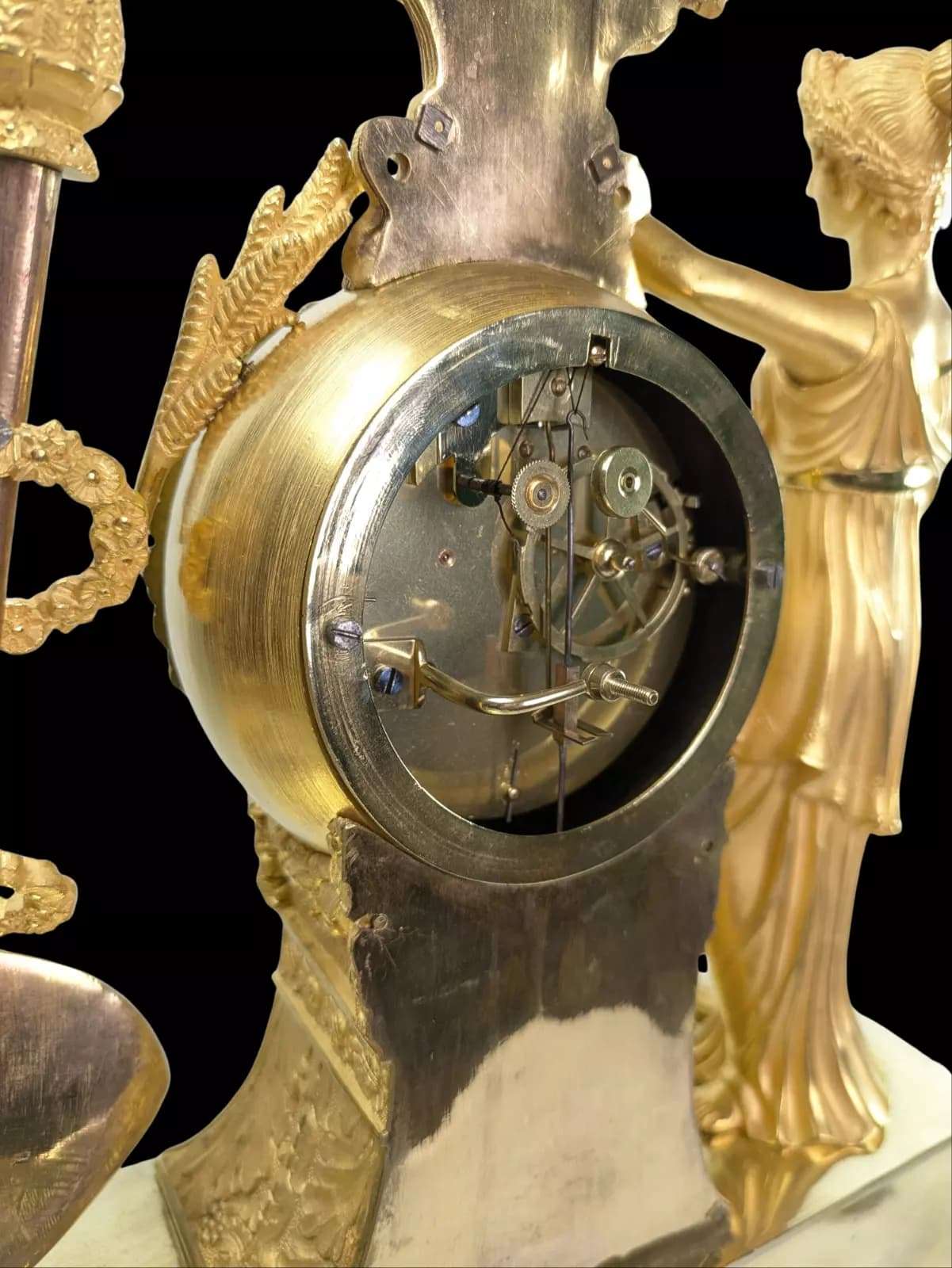 Empirependule "Ceres" oder "Allegorie des Herbstes" aus feuervergoldeter Bronze Frankreich um 1820 – Detail