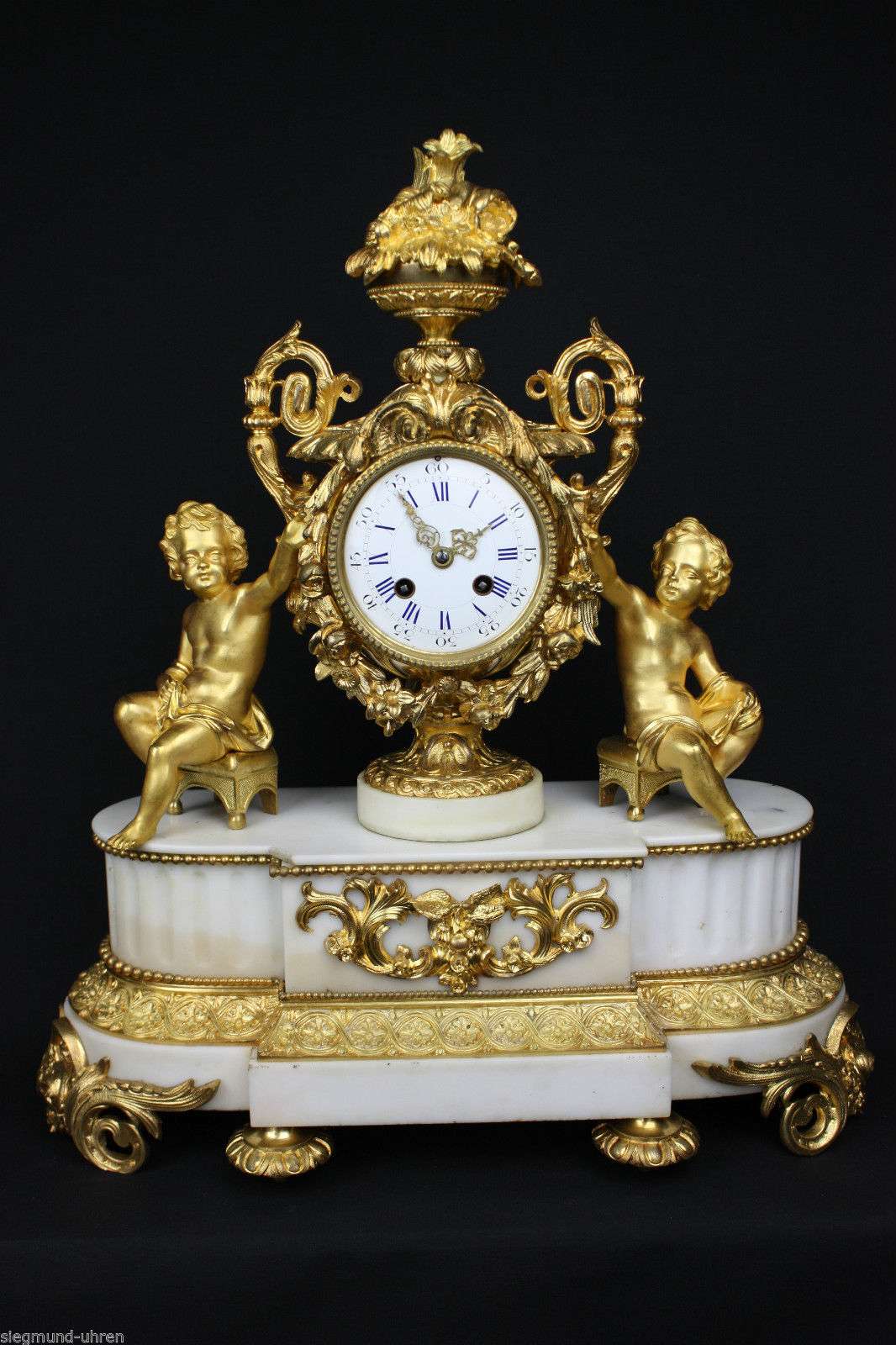 Imposante Pendule aus vergoldeter Bronze und Carrara Marmor Paris um 1870 bez. Vincenti et Cie – Pendule vorn