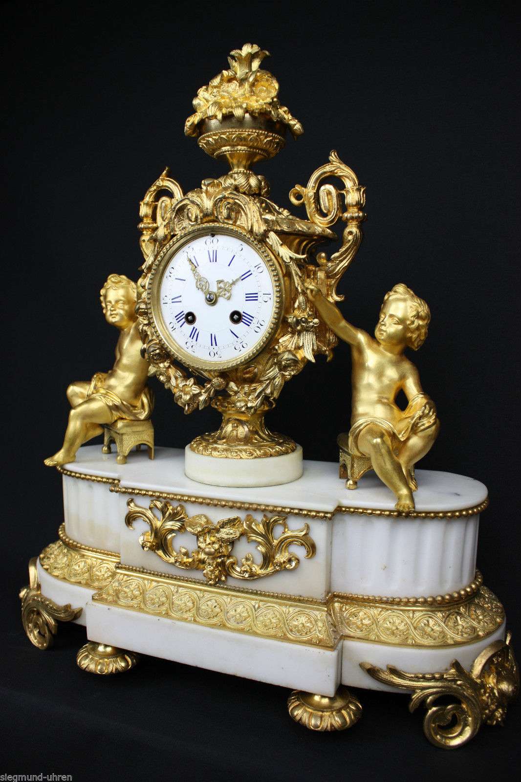 Imposante Pendule aus vergoldeter Bronze und Carrara Marmor Paris um 1870 bez. Vincenti et Cie – Pendule