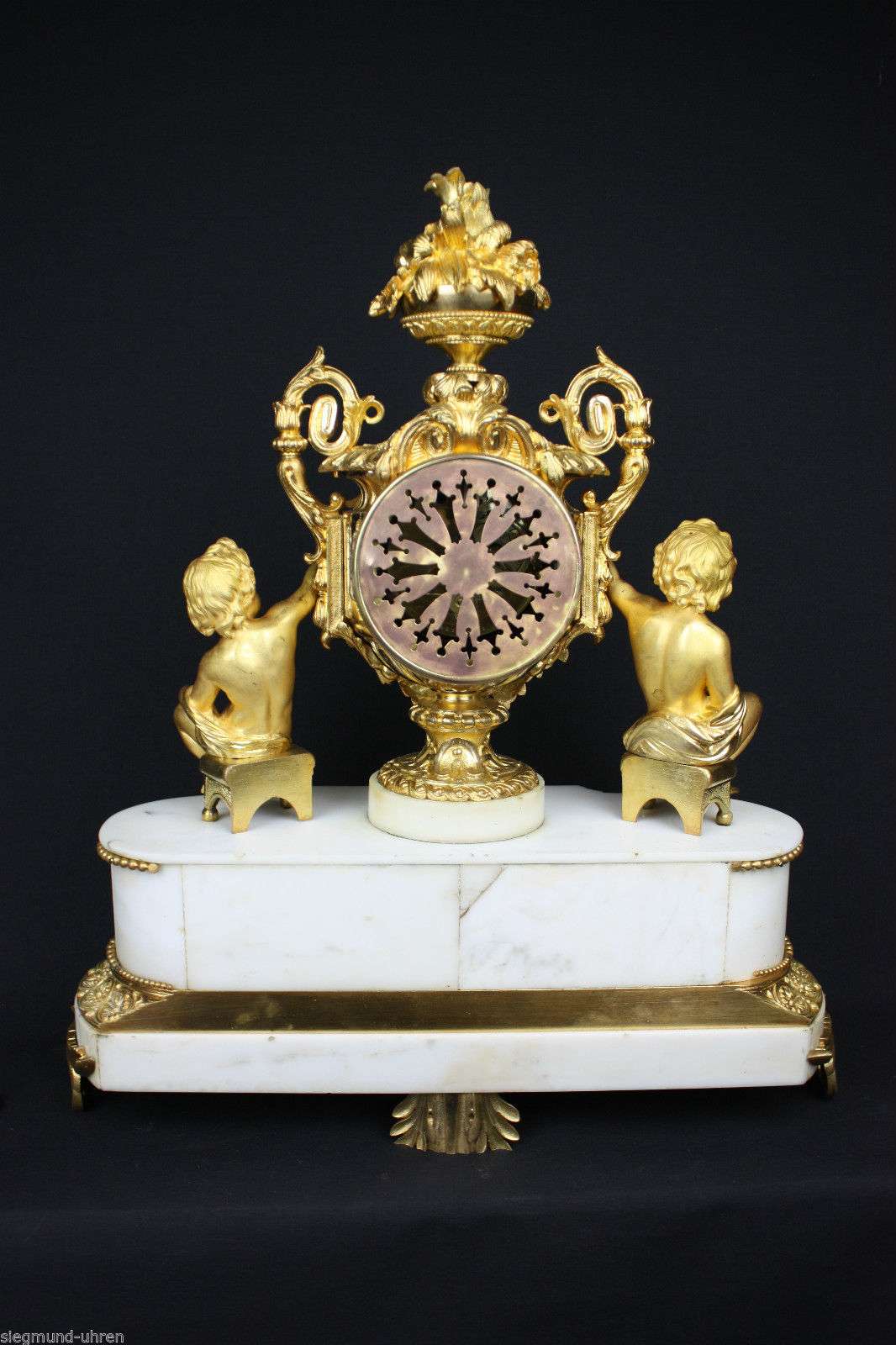 Imposante Pendule aus vergoldeter Bronze und Carrara Marmor Paris um 1870 bez. Vincenti et Cie – Pendule Rückseite