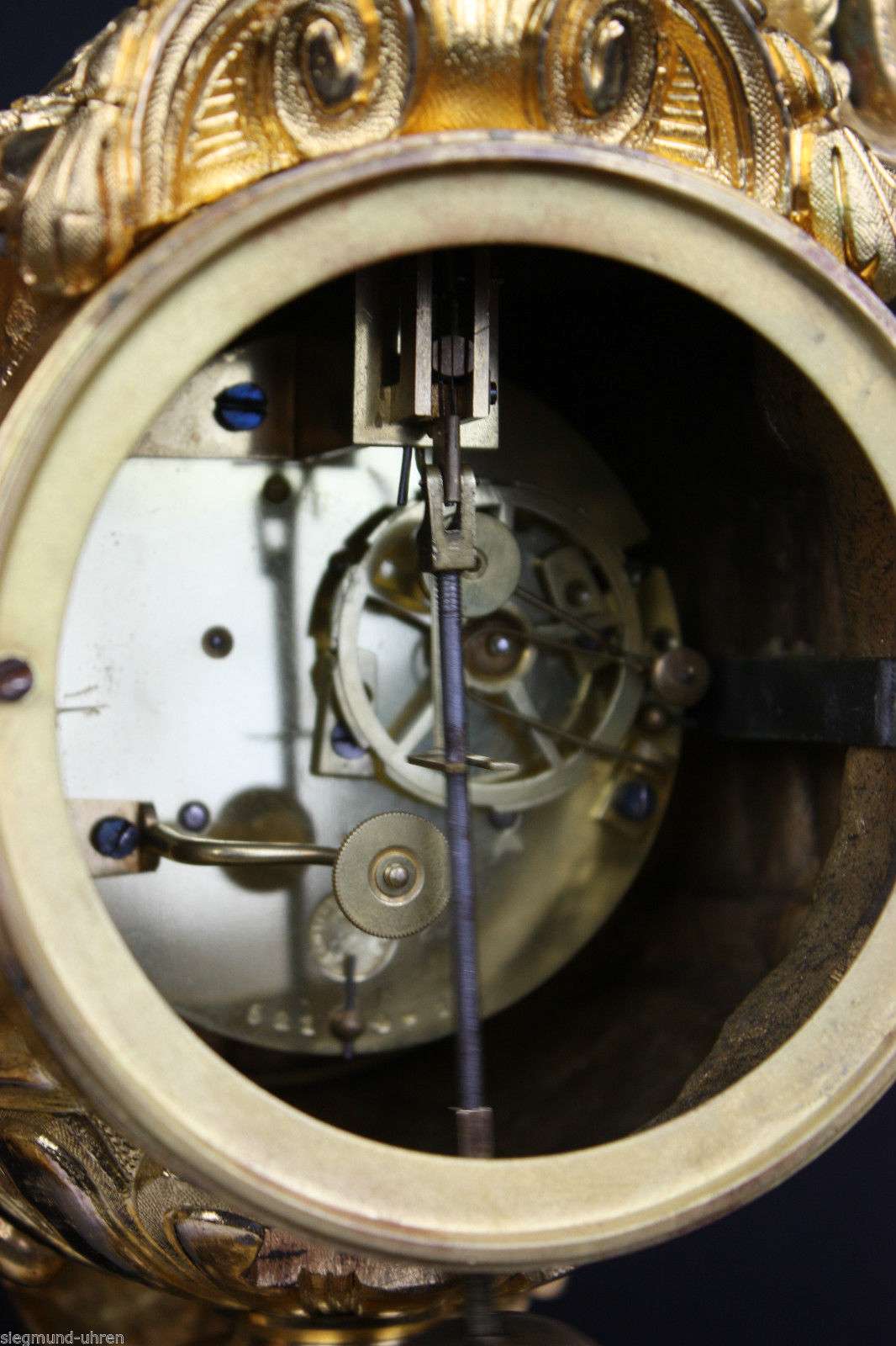 Imposante Pendule aus vergoldeter Bronze und Carrara Marmor Paris um 1870 bez. Vincenti et Cie – Uhrwerk