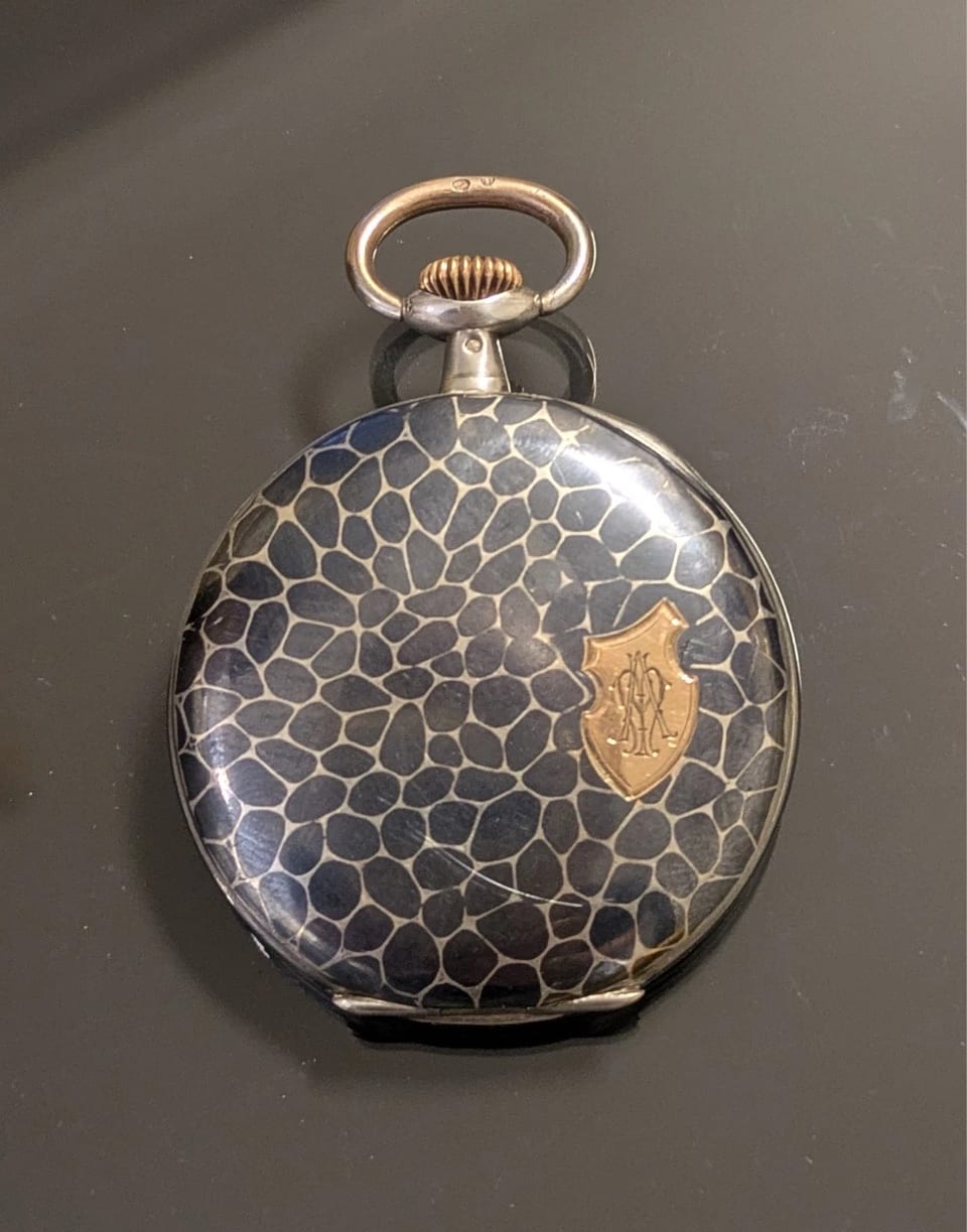 Jolie montre de poche dans un boîtier en argent au niello finement ouvragé, vers 1910