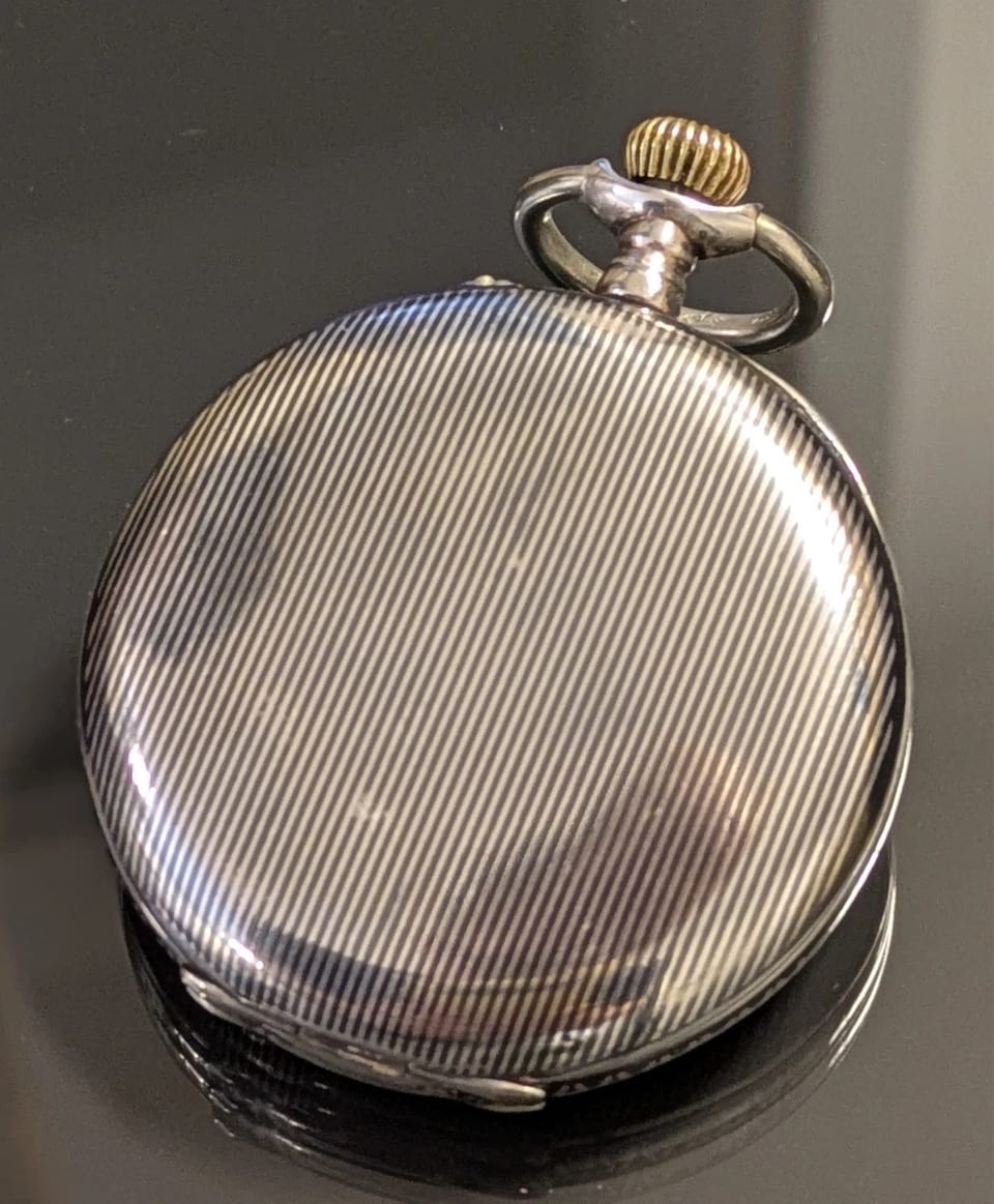 Jolie montre de poche dans un boîtier en argent niellé finement ouvragé, modèle MRC Croissant, vers 1910