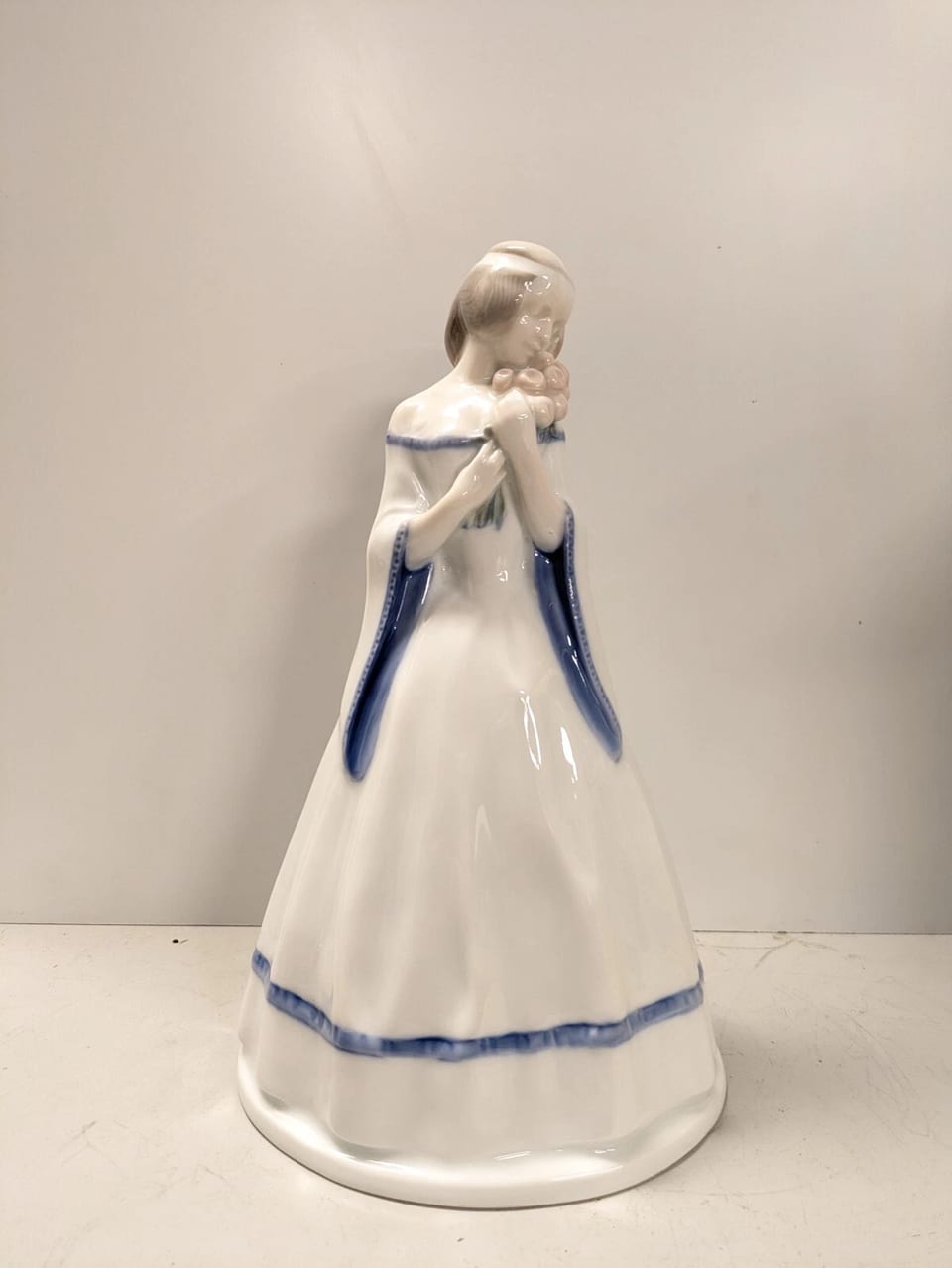 Preciosa figura Art Nouveau de Rosenthal titulada «La niña de las rosas», diseñada por Albert CAASMANN