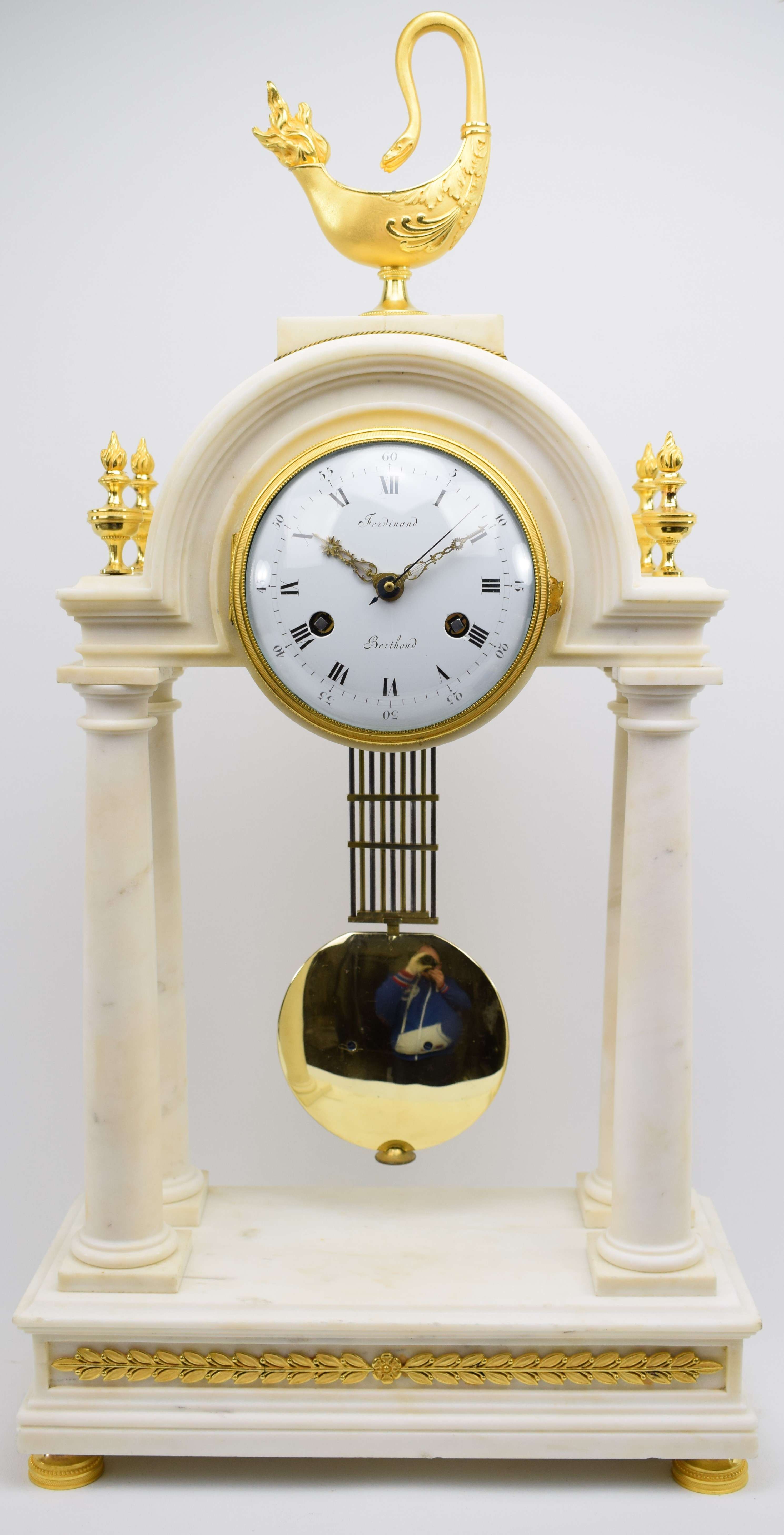 Hochfeiner Tischregulateur mit Scherenhemmung und Zentralsekunde von Ferdinand Berthoud, in meisterhaften Cararra-Marmorgehäuse von 1796 – Vorderansicht