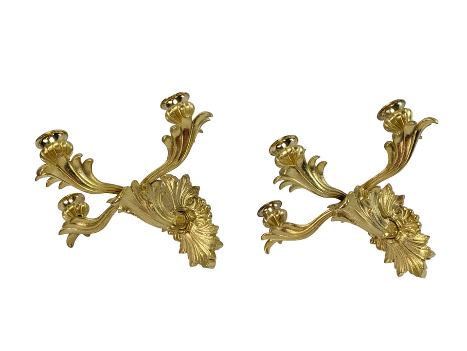 Par de apliques con candelabros Luis Felipe, dorados al fuego, de alrededor de 1830, de bronce