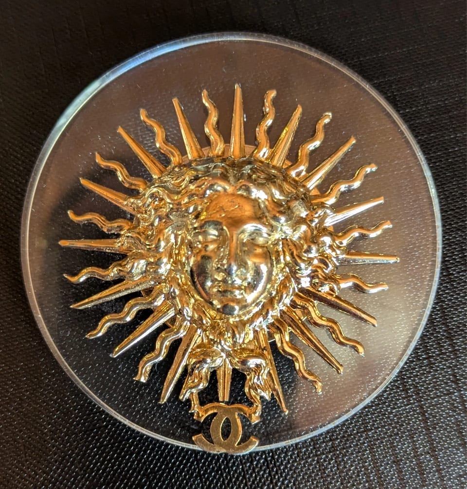Broche CC de Chanel de los años 80. Joyas vintage de Karl Lagerfeld