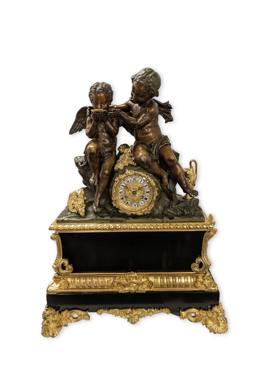 Gran reloj de chimenea de bronce de estilo Napoleón III con bacantes y ángeles, París, hacia 1850