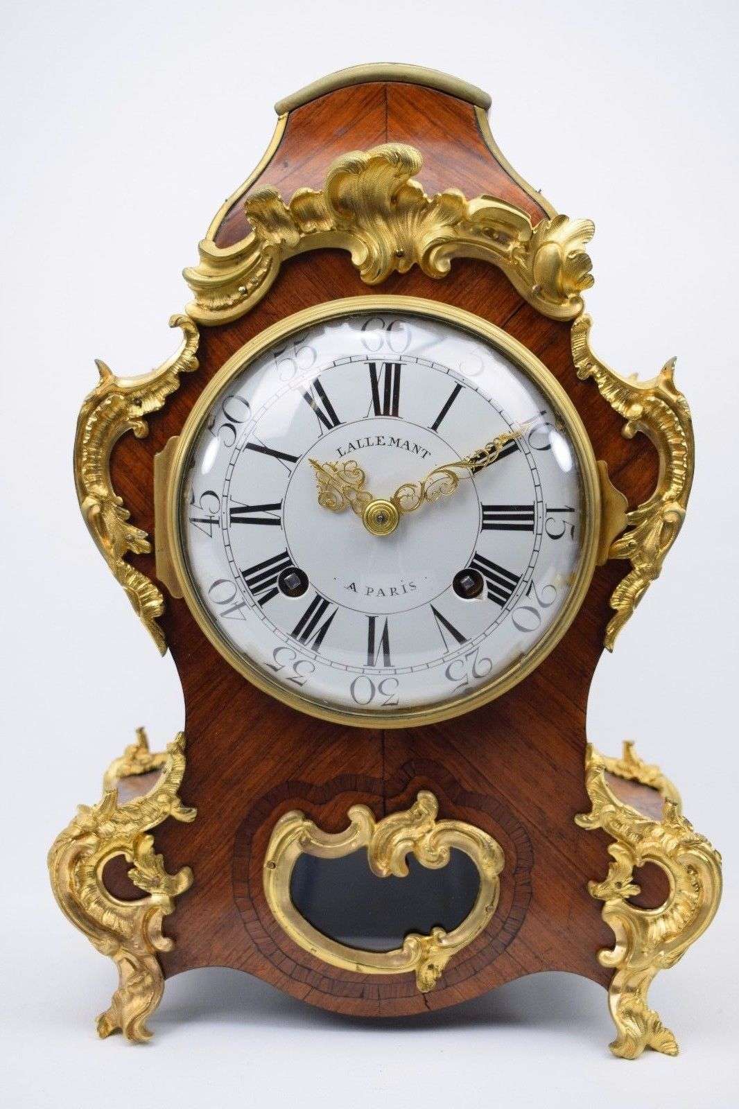 Museale Carteluhr Gehäuse von Balthazar Lieutaud Werk von Lallemant a Paris und Bronzen von Philippe Caffieri mit Scherenhemmung nach Lepaute um 1761 – Vorderansicht