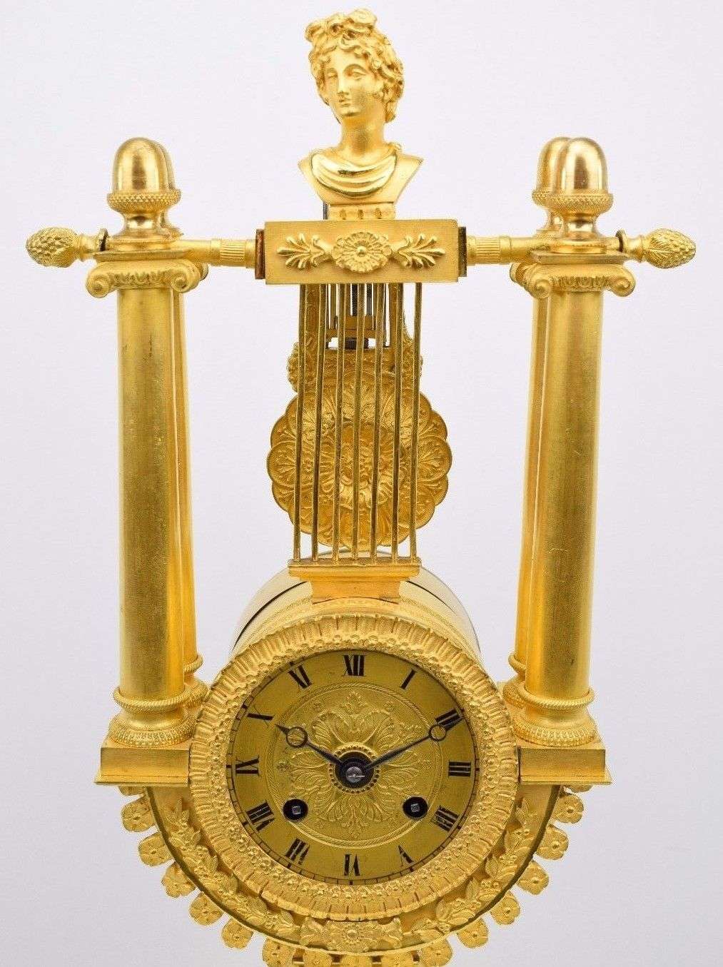 Seltene Empire Lyra Pendule aus feuervergoldeter Bronze Paris um 1820 – Detail