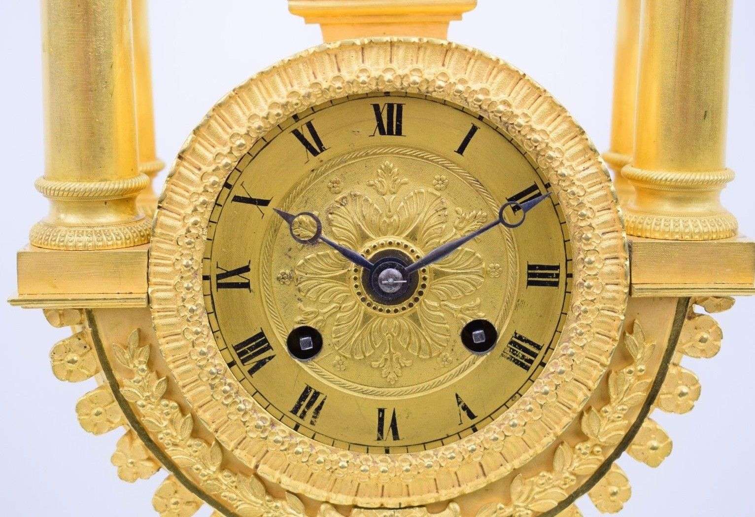 Seltene Empire Lyra Pendule aus feuervergoldeter Bronze Paris um 1820 – Zifferblatt