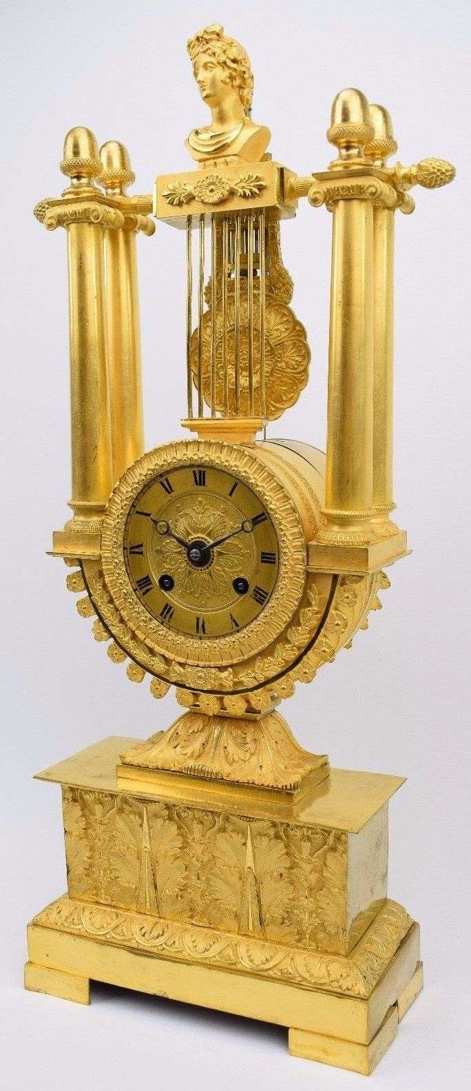 Seltene Empire Lyra Pendule aus feuervergoldeter Bronze Paris um 1820 – Detail