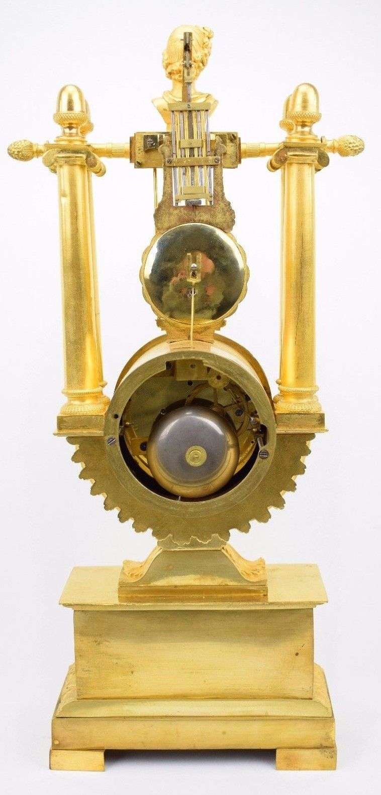Seltene Empire Lyra Pendule aus feuervergoldeter Bronze Paris um 1820 – Rückseite