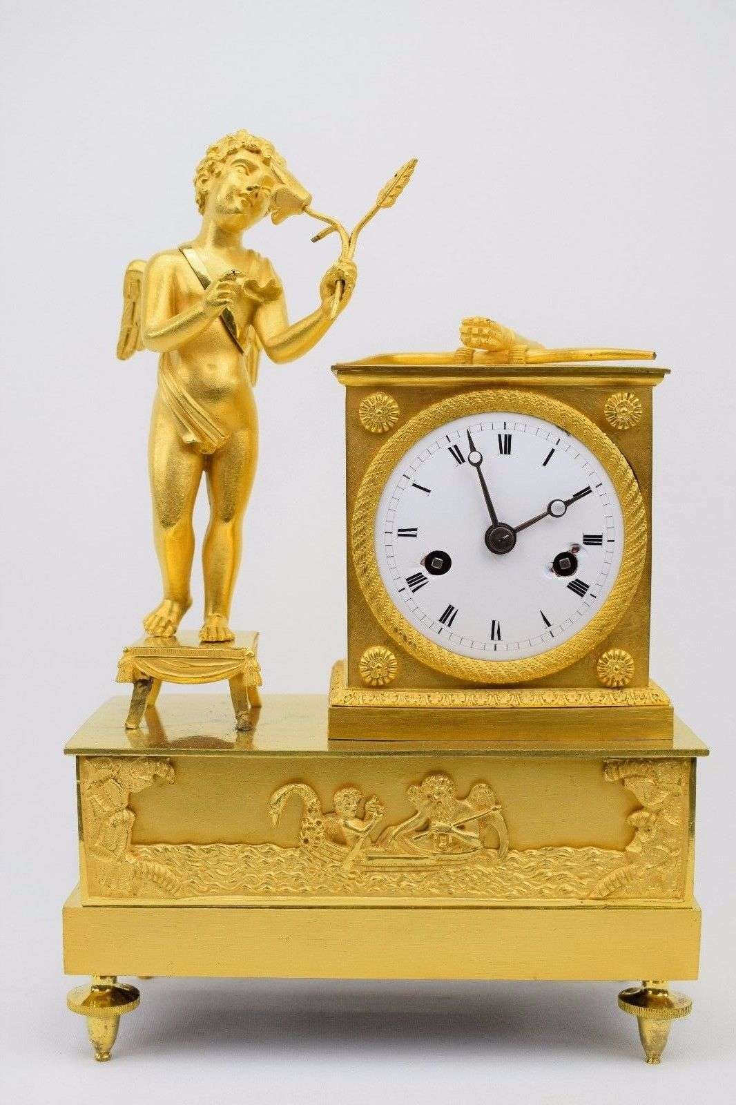 Originale Empire Pendule Chronos und Amor feuervergoldet Bronze Paris um 1810 – Vorderansicht