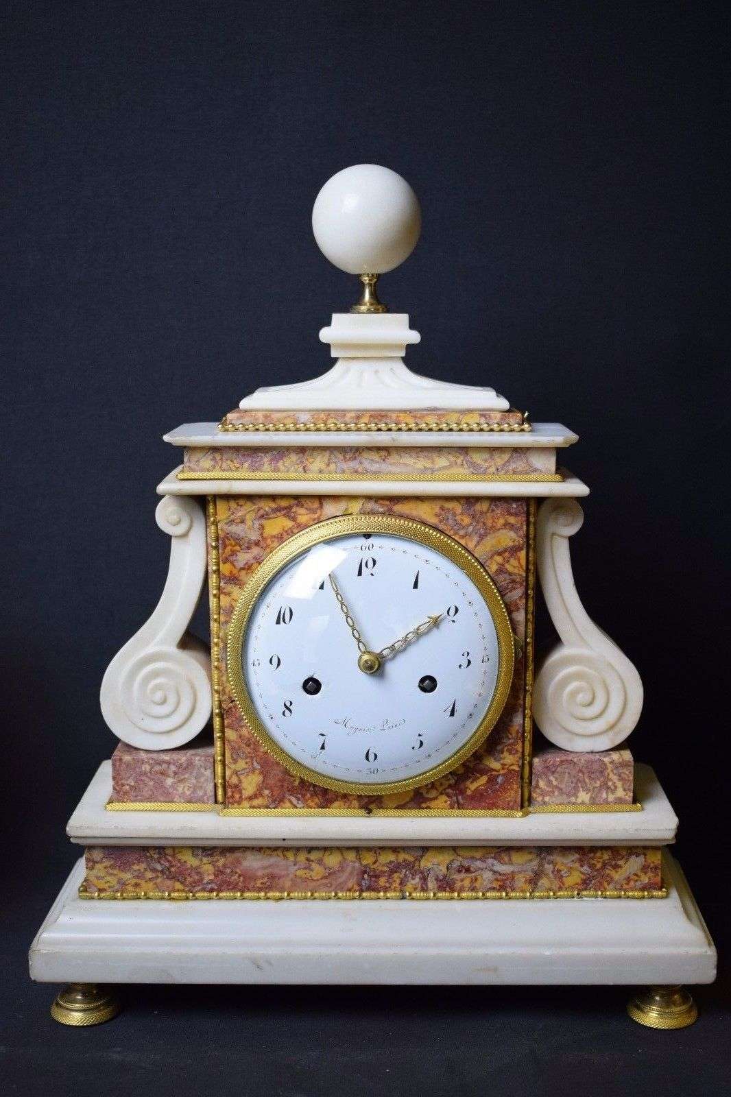 Feine Pendule Mugnier Laine A Paris No. 14 von 1779 feinster Marmor und Bronzen – Vorderansicht