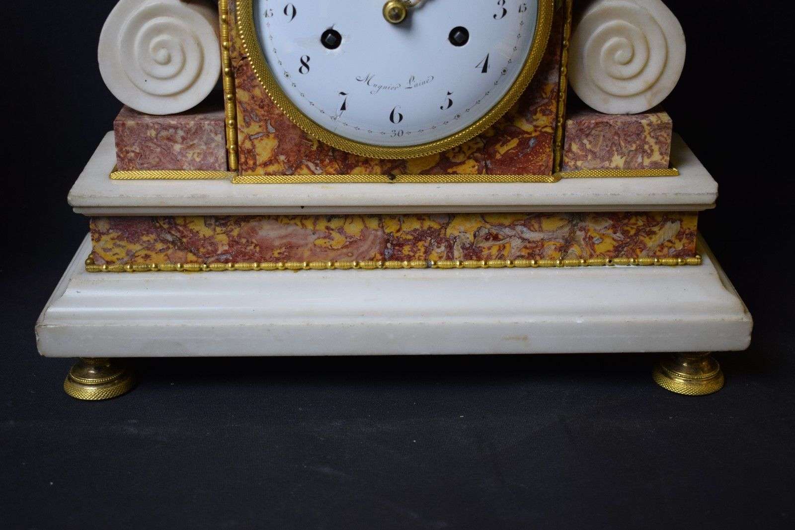 Feine Pendule Mugnier Laine A Paris No. 14 von 1779 feinster Marmor und Bronzen – Detail