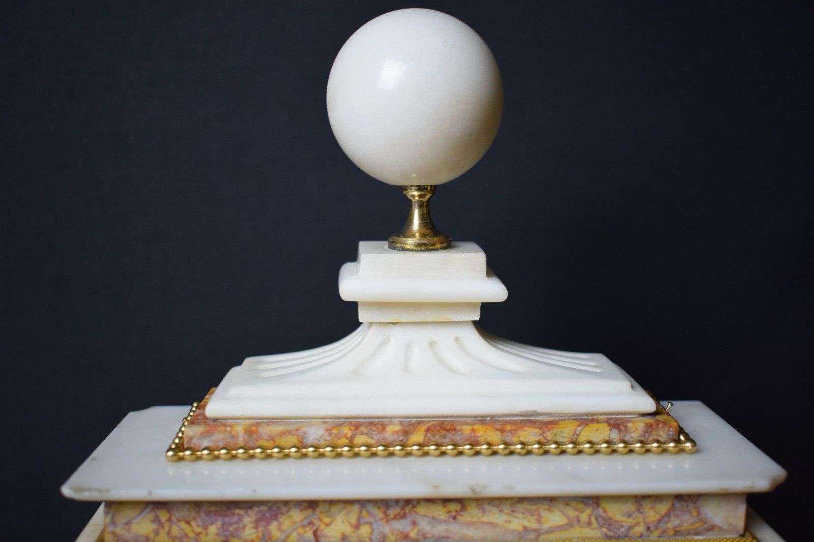 Feine Pendule Mugnier Laine A Paris No. 14 von 1779 feinster Marmor und Bronzen – Detail