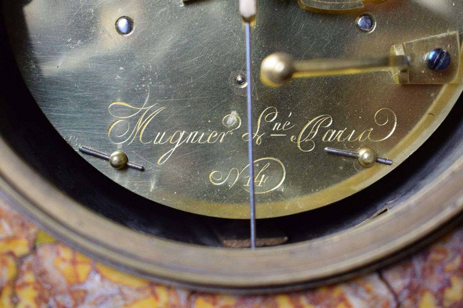 Feine Pendule Mugnier Laine A Paris No. 14 von 1779 feinster Marmor und Bronzen – Signatur Uhrwerk