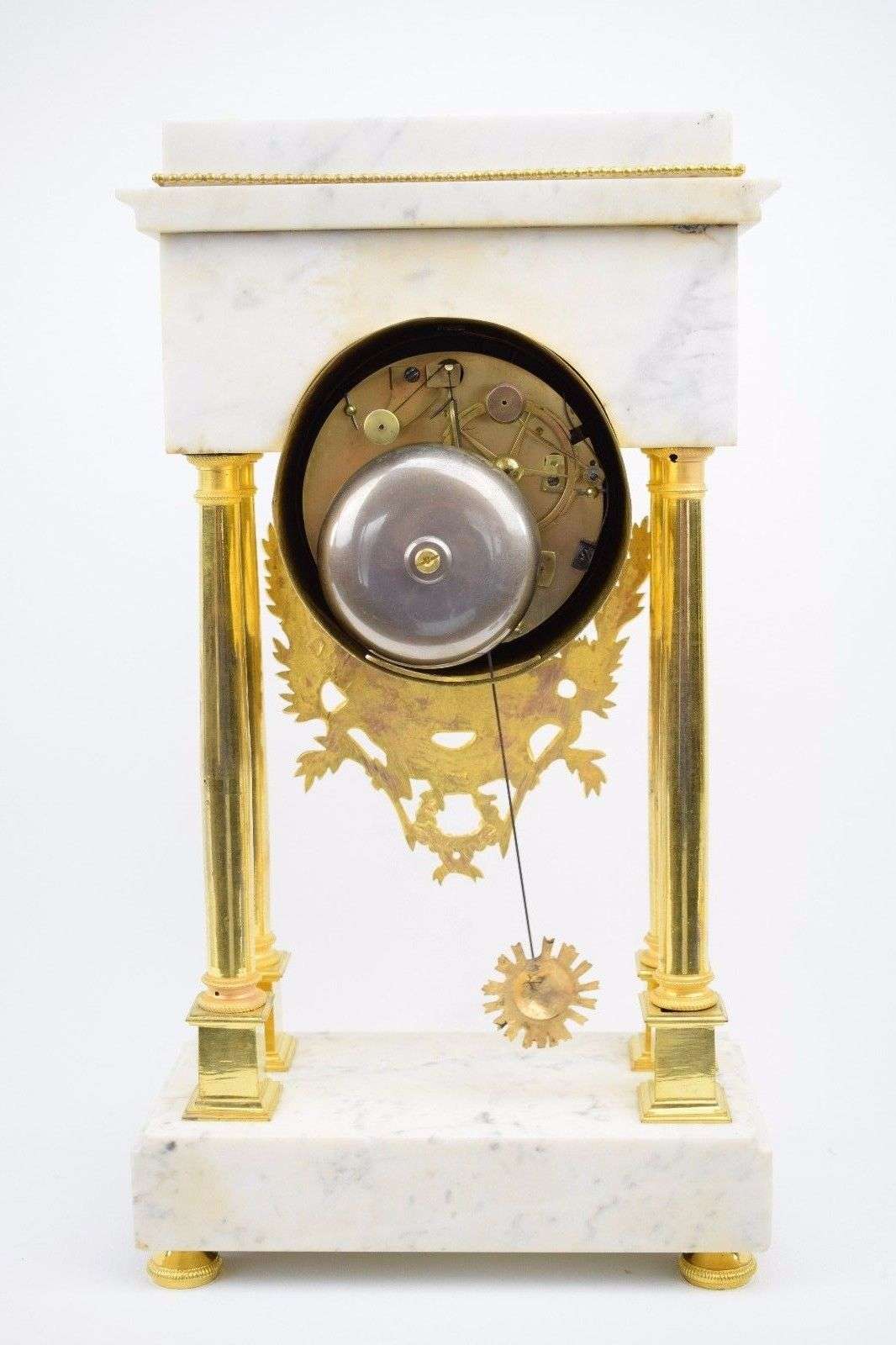 Directoire Portaluhr v. Philibert, Paris um 1795 Marmor/feuervergoldete Bronze – Rückseite