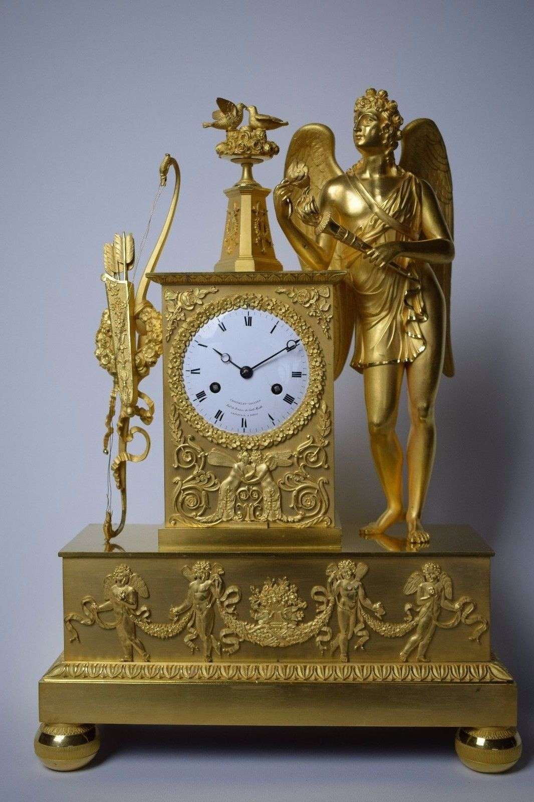 Empire Pendule Amor aus feuervergoldeter Bronze Paris um 1815 – Vorderansicht