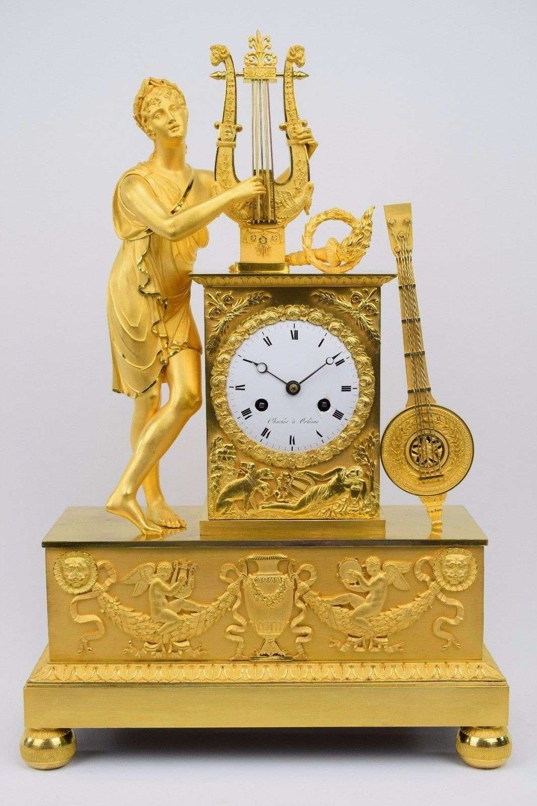 Originale Pendule aus feuervergoldeter Bronze musizierender Apollon um 1815 Charles à Orléans – Vorderansicht