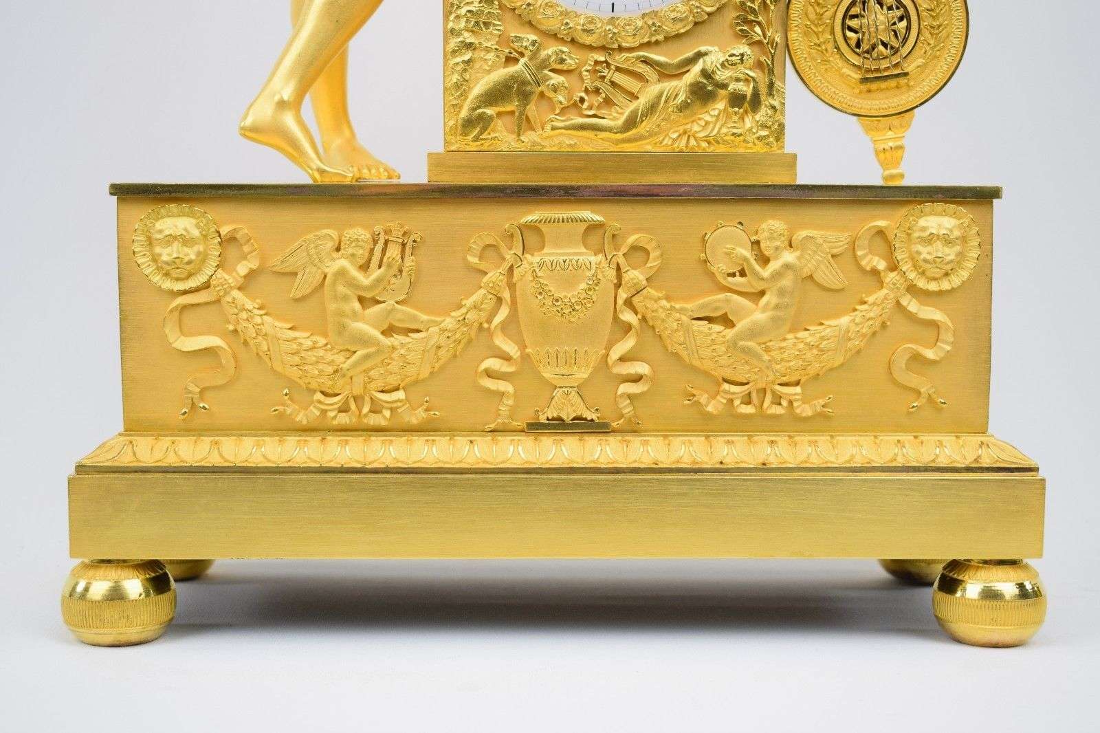 Originale Pendule aus feuervergoldeter Bronze musizierender Apollon um 1815 Charles à Orléans – Detail