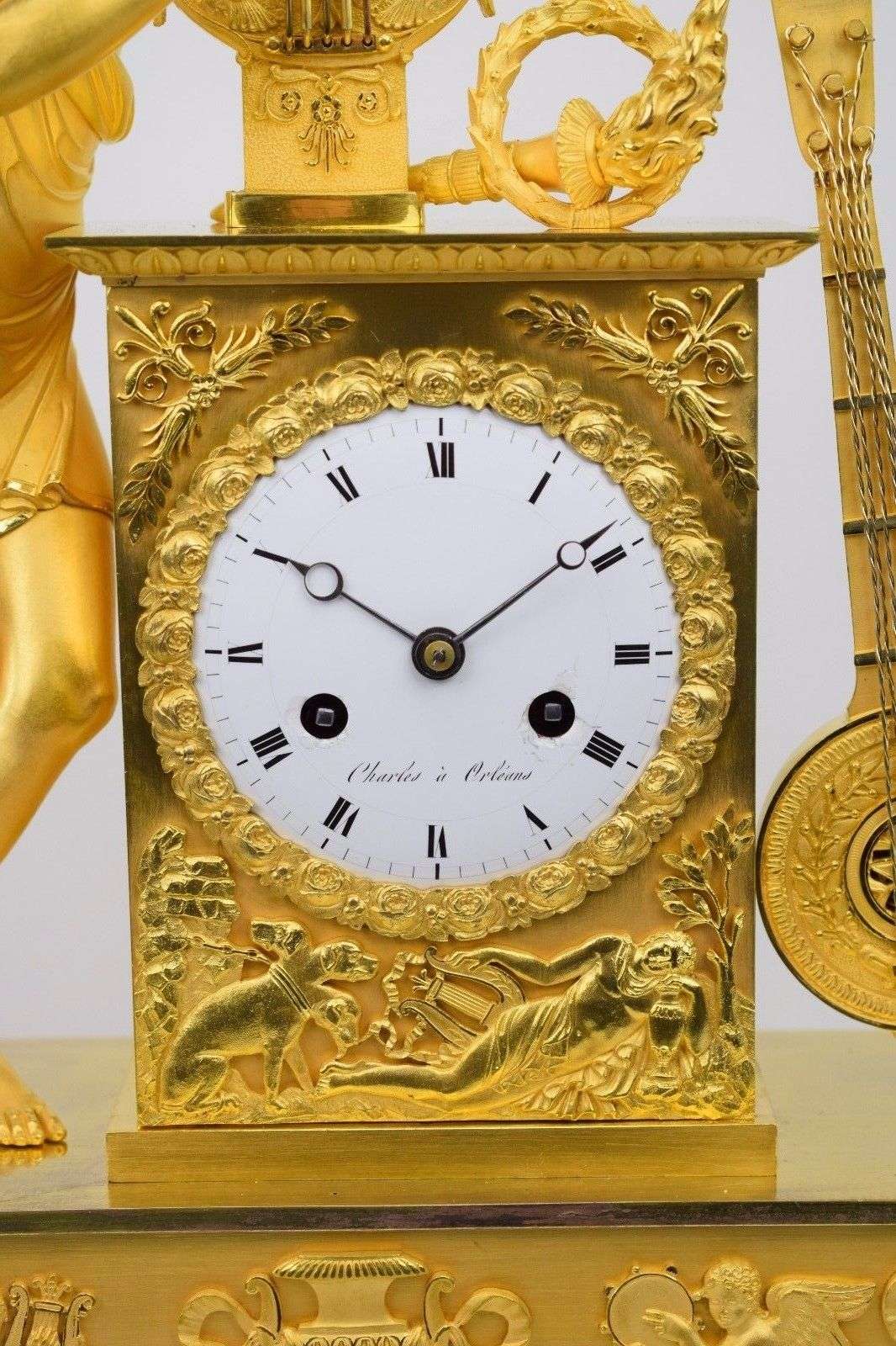 Originale Pendule aus feuervergoldeter Bronze musizierender Apollon um 1815 Charles à Orléans – Detail