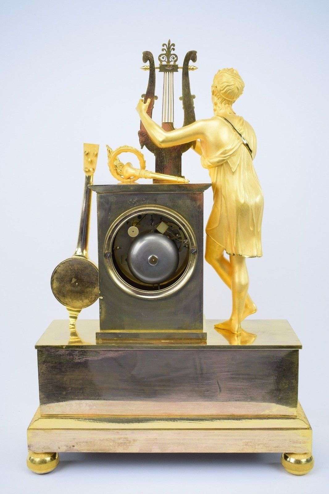 Originale Pendule aus feuervergoldeter Bronze musizierender Apollon um 1815 Charles à Orléans – Rückseite