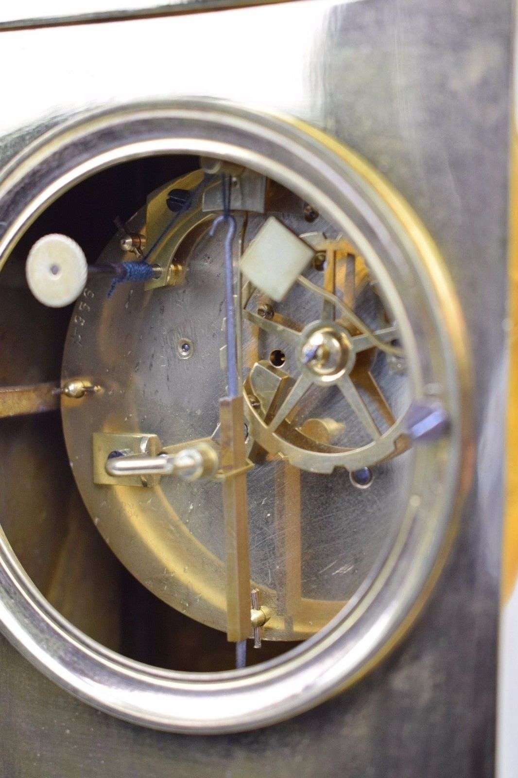 Originale Pendule aus feuervergoldeter Bronze musizierender Apollon um 1815 Charles à Orléans – Uhrwerk