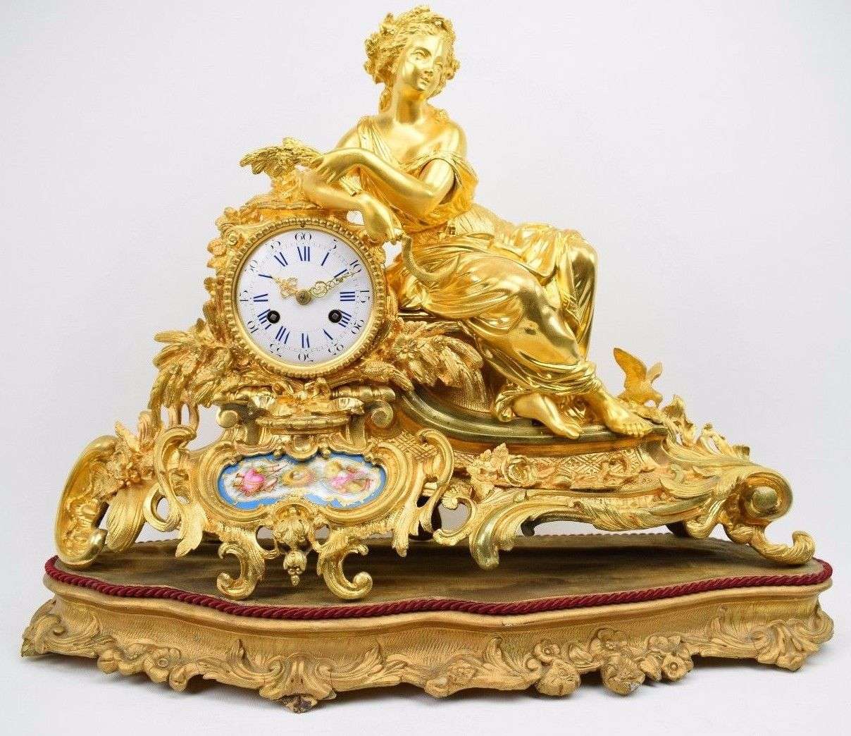 Wunderschöne Gründerzeit Pendule Ceres aus vergoldeter Bronze mit Porzellaneinsatz bez. Vincenti & Cie.um 1855 – Vorderansicht