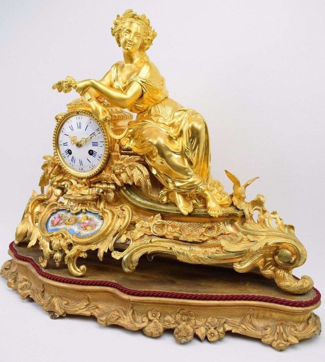 Wunderschöne Gründerzeit Pendule Ceres aus vergoldeter Bronze mit Porzellaneinsatz bez. Vincenti & Cie.um 1855 – Detail