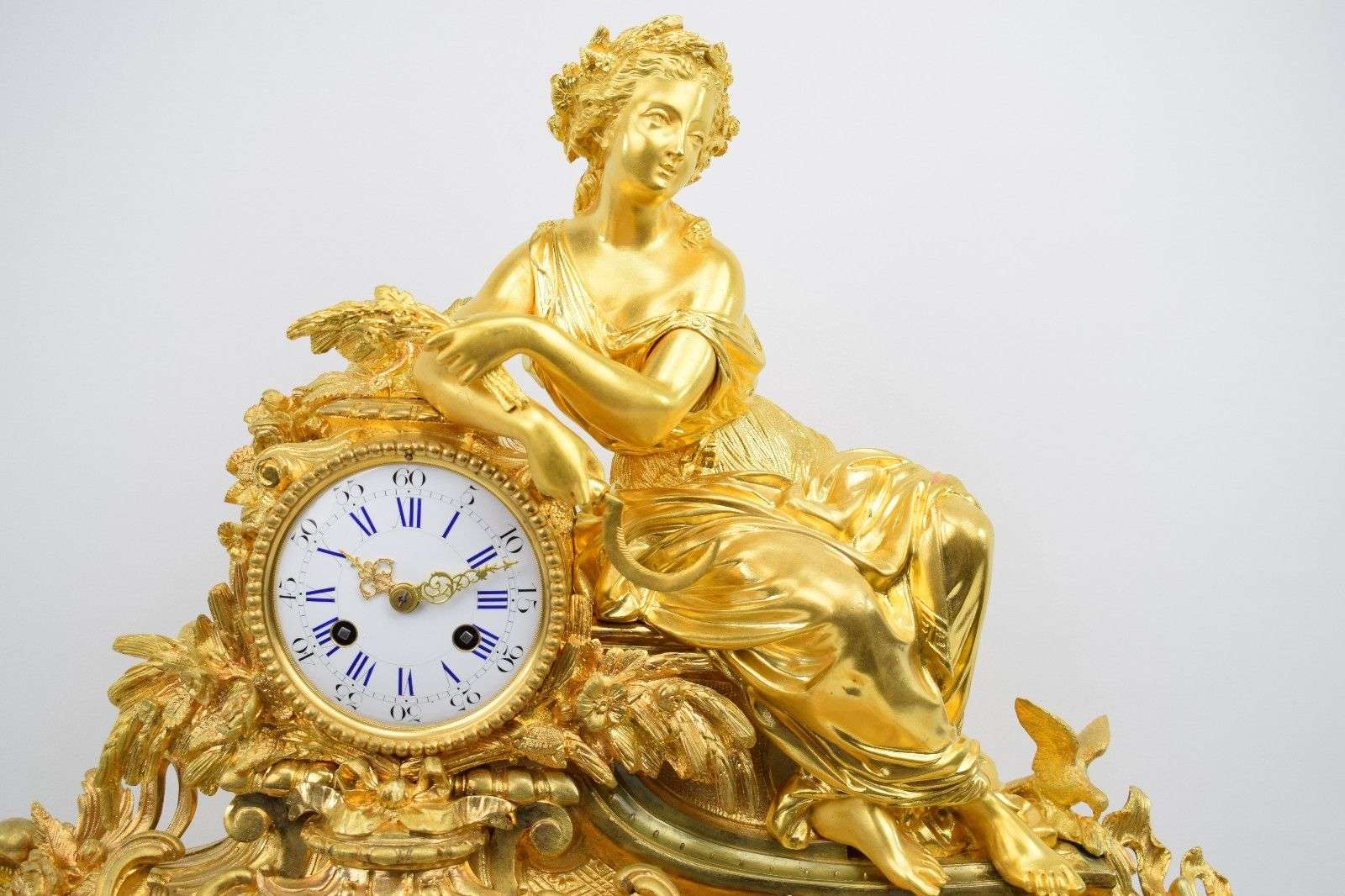 Wunderschöne Gründerzeit Pendule Ceres aus vergoldeter Bronze mit Porzellaneinsatz bez. Vincenti & Cie.um 1855 – Detail