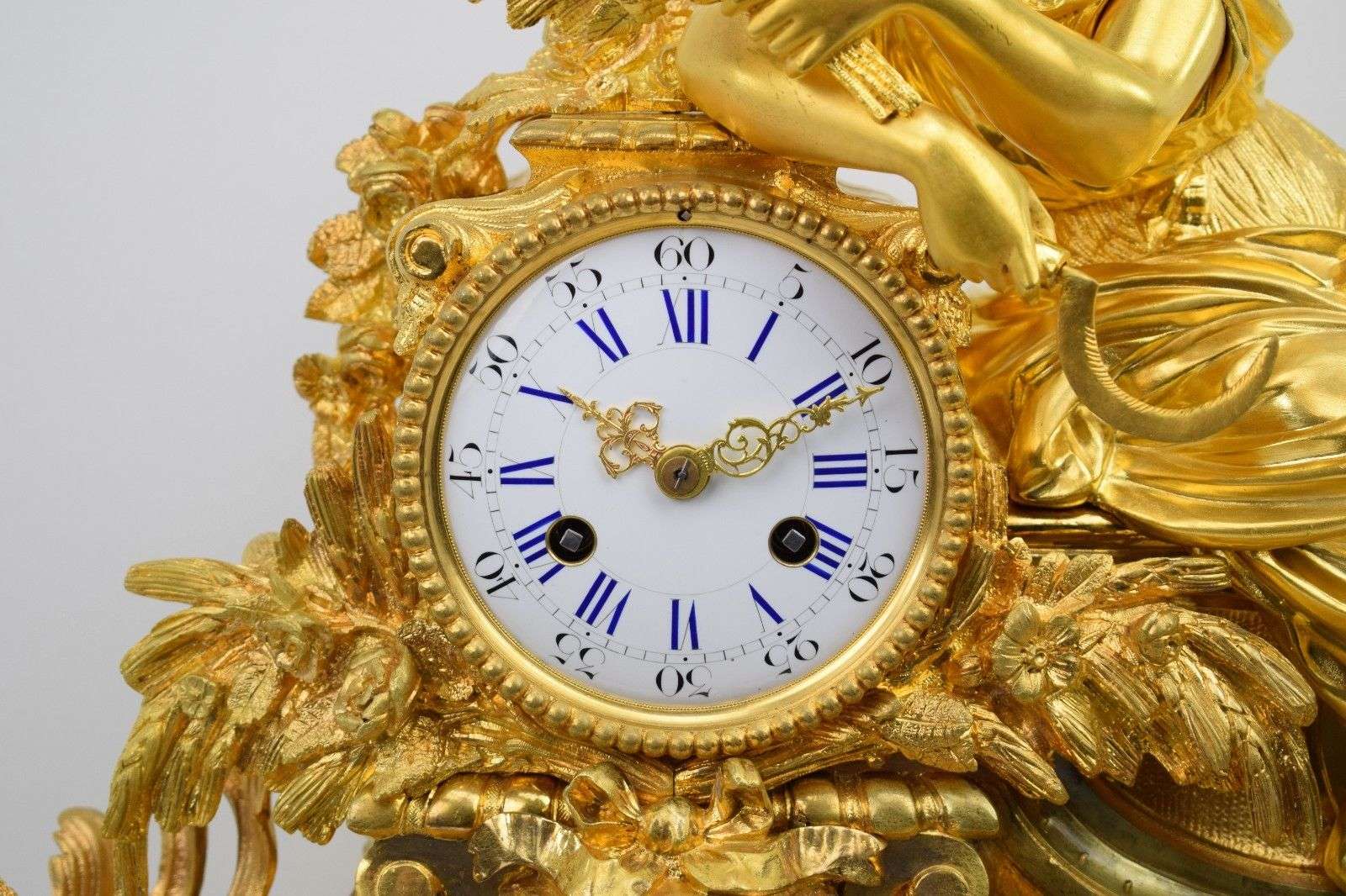 Wunderschöne Gründerzeit Pendule Ceres aus vergoldeter Bronze mit Porzellaneinsatz bez. Vincenti & Cie.um 1855 – Detail
