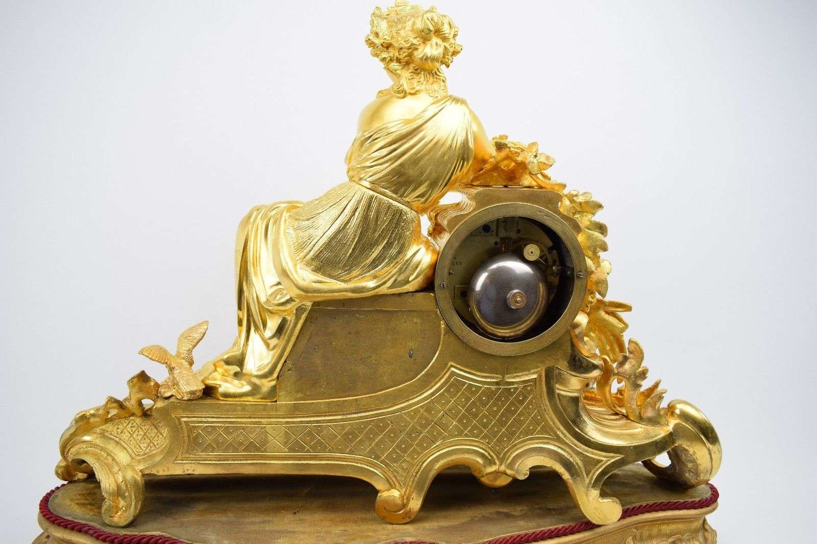 Wunderschöne Gründerzeit Pendule Ceres aus vergoldeter Bronze mit Porzellaneinsatz bez. Vincenti & Cie.um 1855 – Rückseite
