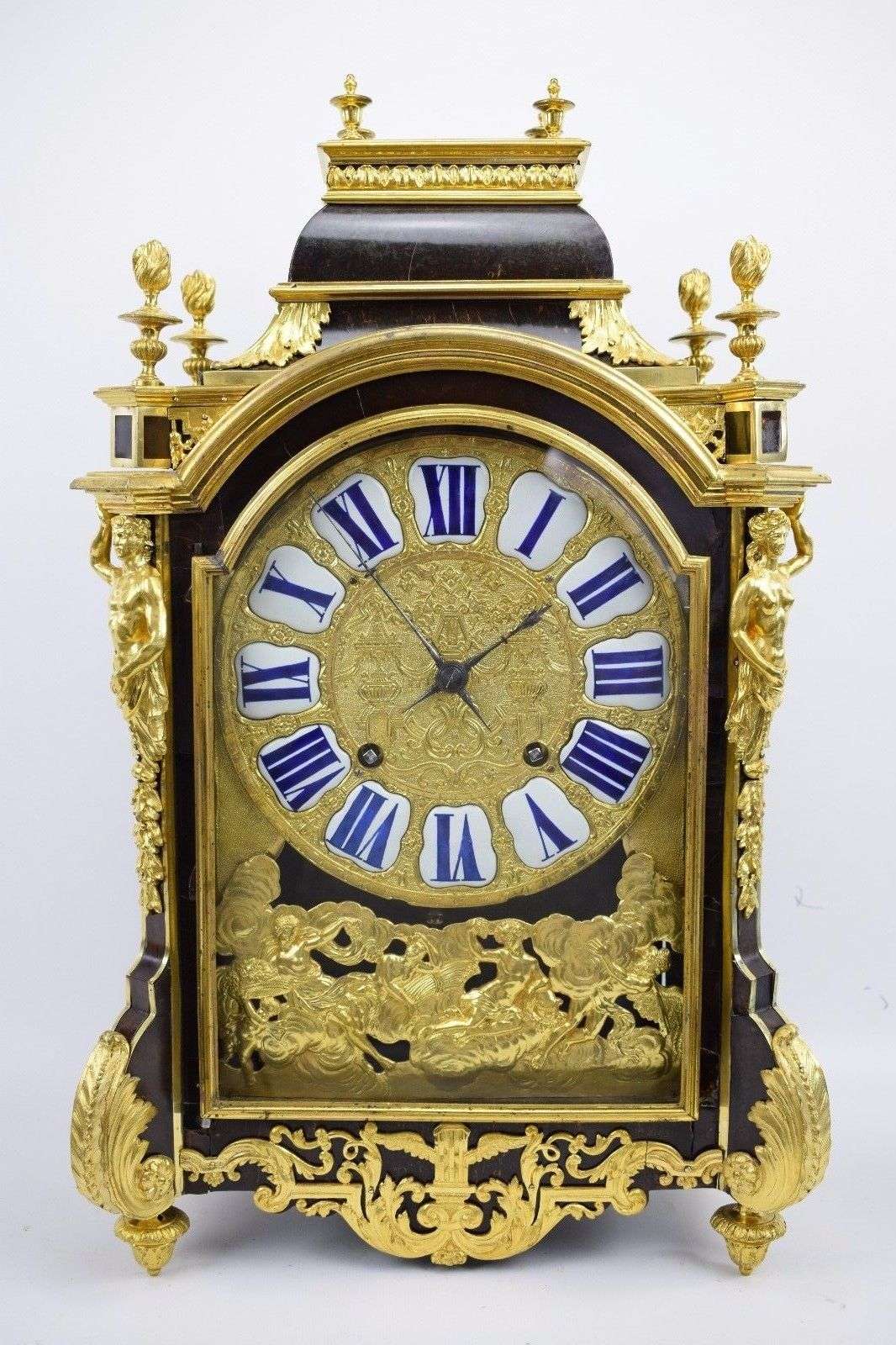 Museale Religieuse, Carteluhr mit feuervergoldeten Beschlägen Louis XIV um 1690 – Vorderansicht