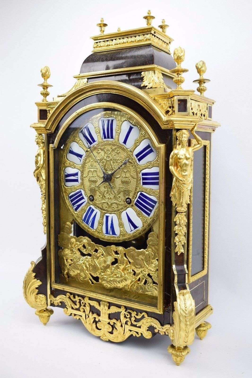 Museale Religieuse, Carteluhr mit feuervergoldeten Beschlägen Louis XIV um 1690 – Detail