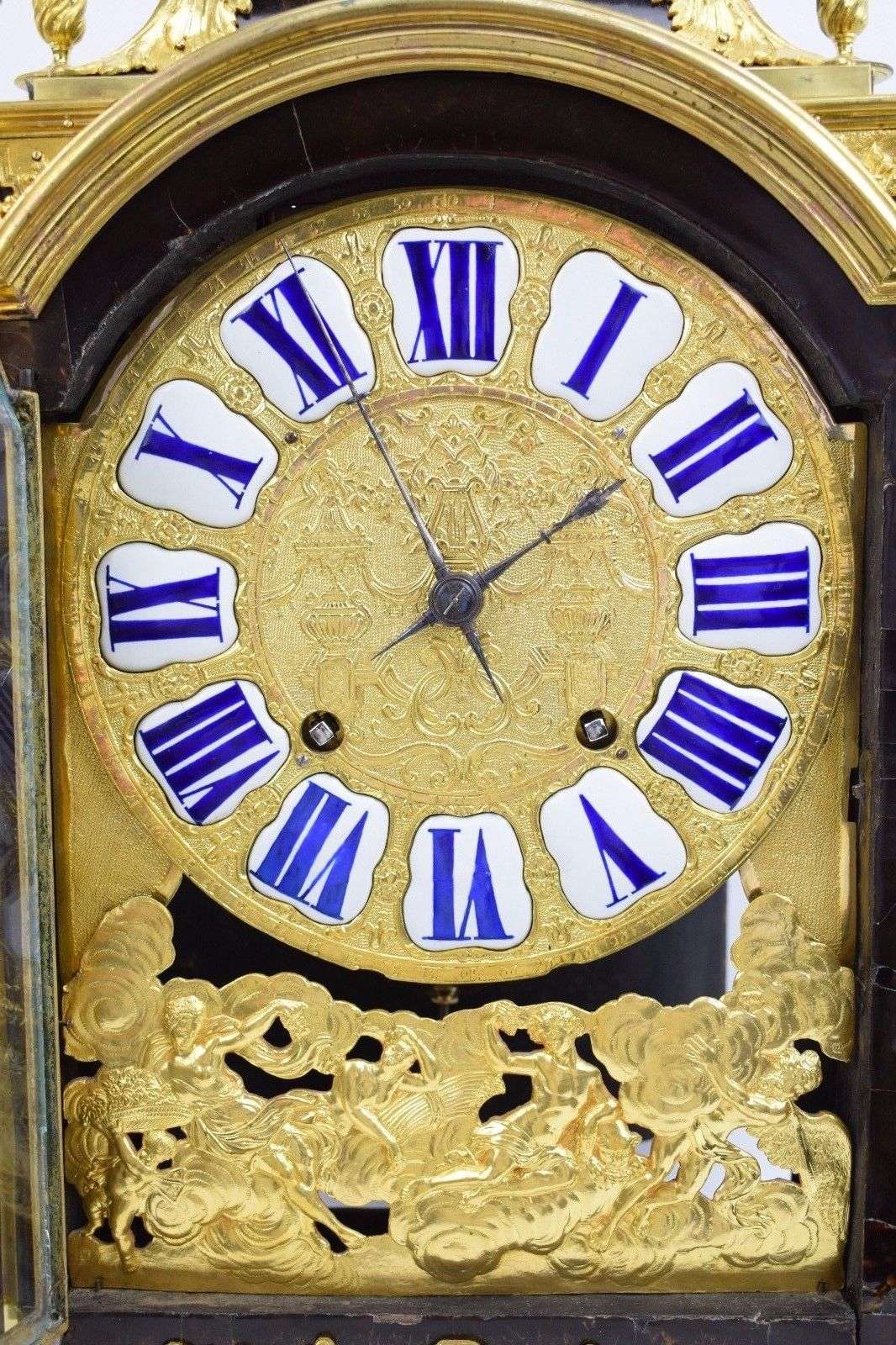 Museale Religieuse, Carteluhr mit feuervergoldeten Beschlägen Louis XIV um 1690 – Detail