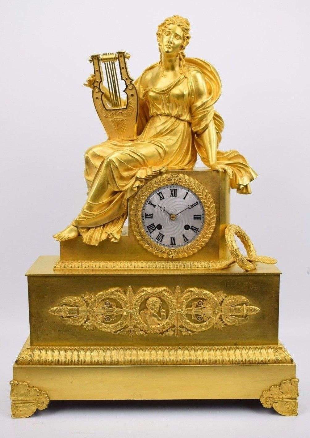 Große, Pariser Pendule aus feuervergoldeter Bronze Allegorie der Musik um 1820 Epoque Restauration – Vorderansicht