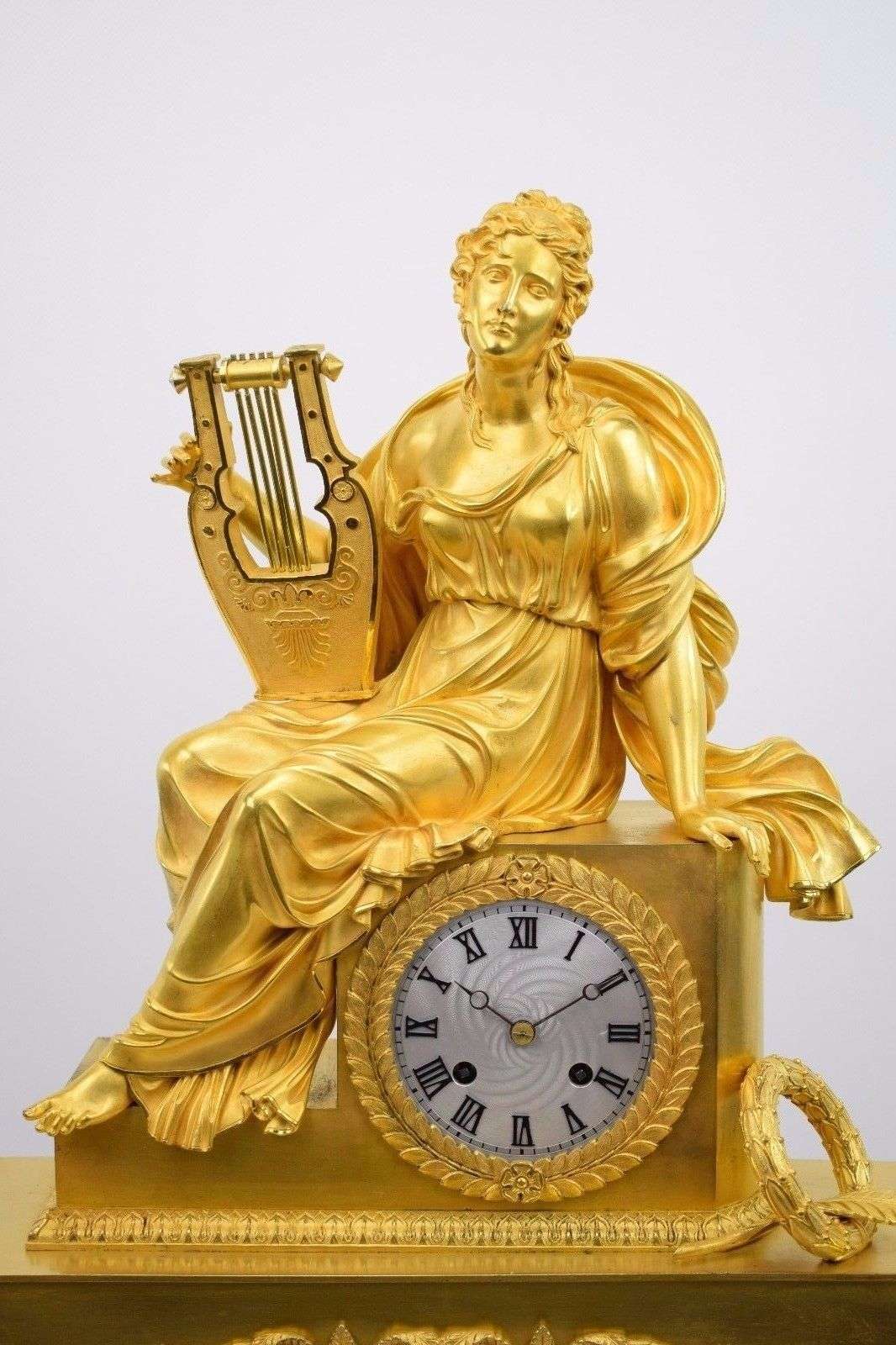 Große, Pariser Pendule aus feuervergoldeter Bronze Allegorie der Musik um 1820 Epoque Restauration – Detail