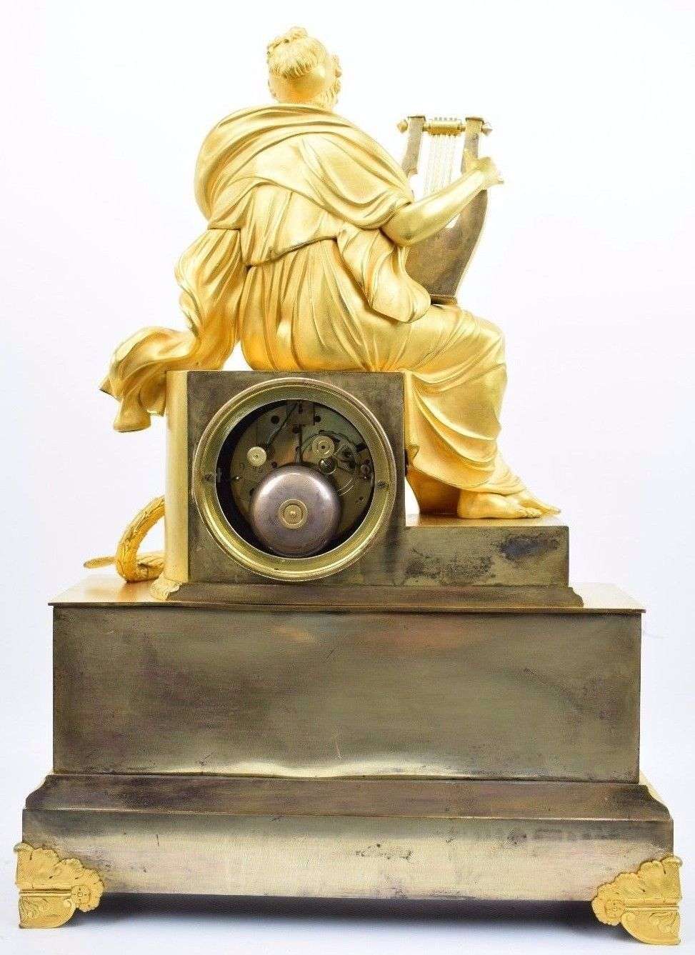 Große, Pariser Pendule aus feuervergoldeter Bronze Allegorie der Musik um 1820 Epoque Restauration – Rückseite