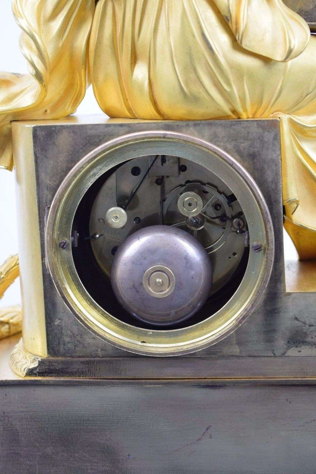 Große, Pariser Pendule aus feuervergoldeter Bronze Allegorie der Musik um 1820 Epoque Restauration – Uhrwerk