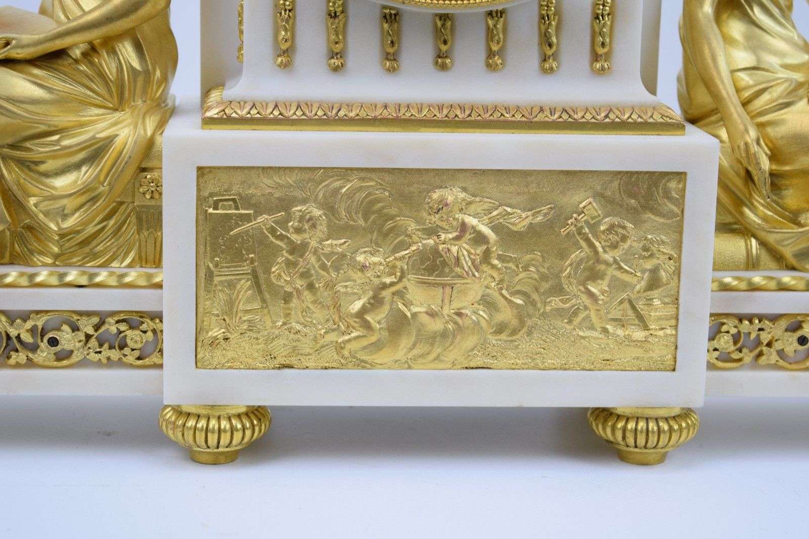 Schwere Pendule aus Marmor und vergoldeter Bronze Allegorei der Schönen Künste bez. Grandin Le Prince Le Havre um 1900 – Detail