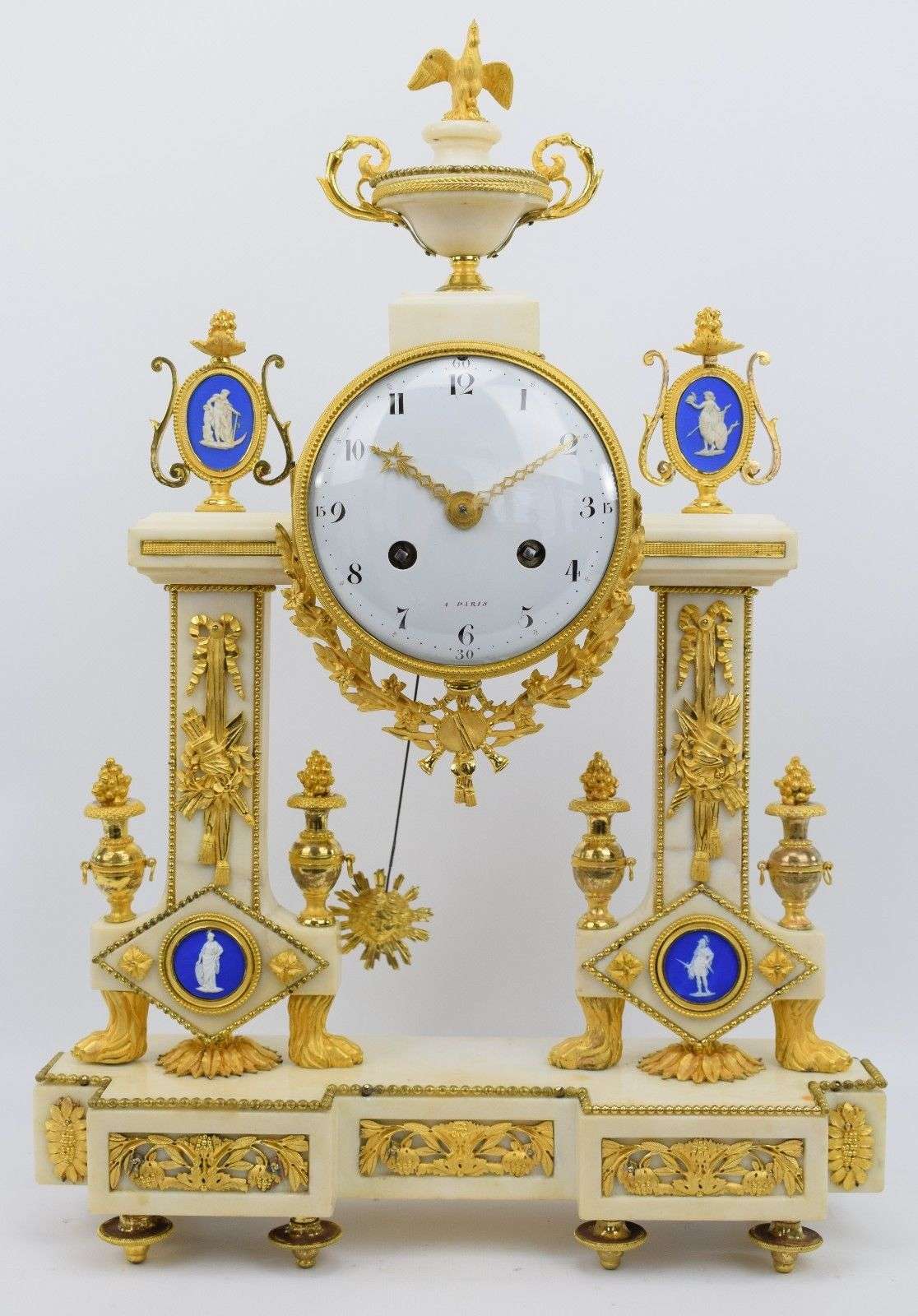 Große Portaluhr aus Carrara Marmor mit feuervergoldeten Bronzen und mythologischen Wedgwoodplaketen a Paris Louis XVI um 1785 – Vorderansicht